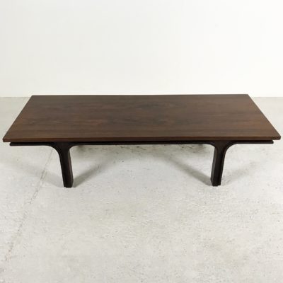 Table basse, banc vintage en palissandre 1950, de Gianfranco Frattini, édition Bernini.