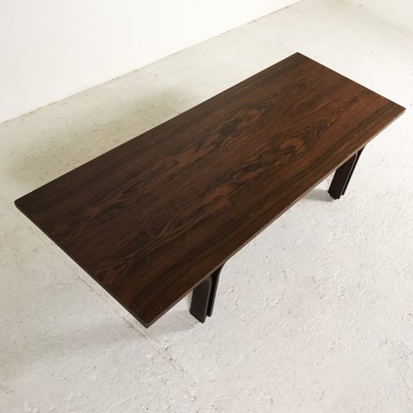 Table basse, banc vintage en palissandre 1950, de Gianfranco Frattini, édition Bernini.