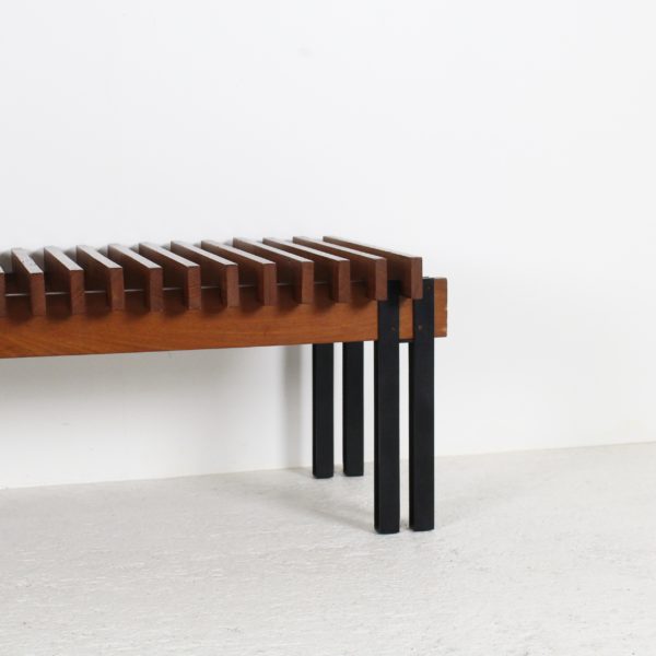 Banc vintage en teck et métal noir, design italien 1960, d'Inge et Luciano Rubino, édition Apec.