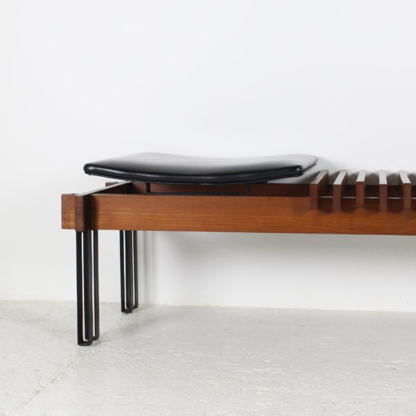 Banc vintage en teck et métal noir, design italien 1960, d'Inge et Luciano Rubino, édition Apec.