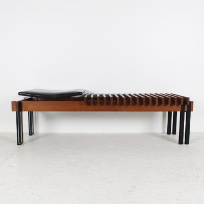 Banc vintage en teck et métal noir, design italien 1960, d'Inge et Luciano Rubino, édition Apec.