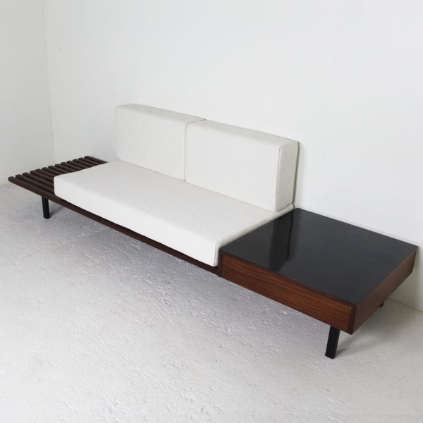 Banc à caisson vintage années 50, en acajou, coussins en tissu écru Pierre Frey, de Charlotte Perriand, édition Steph Simon pour la cité Cansado.