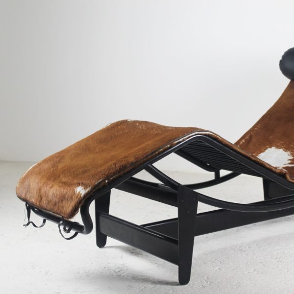 Chaise longue vintage LC4 de Le Corbusier pour Cassina, édition 1974 en poulain et métal laqué noir.