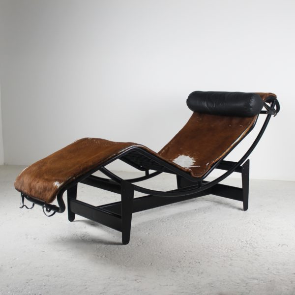 Chaise longue vintage LC4 de Le Corbusier pour Cassina, édition 1974 en poulain et métal laqué noir.