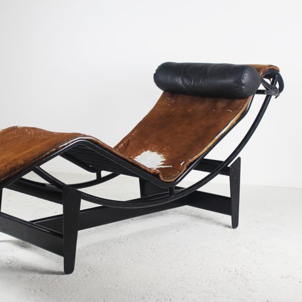 Chaise longue vintage LC4 de Le Corbusier pour Cassina, édition 1974 en poulain et métal laqué noir.