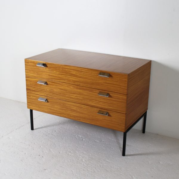 Commode vintage 1950, en citronnier de Ceylan et métal noir, d'André Monpoix pour Meubles TV.