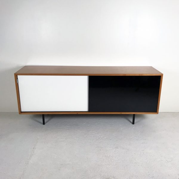 Enfilade vintage 1960 en merisier, portes coulissantes en Formica. Florence Knoll.