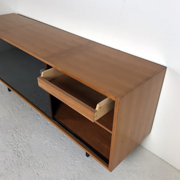 Enfilade vintage 1960 en merisier, portes coulissantes en Formica. Florence Knoll.