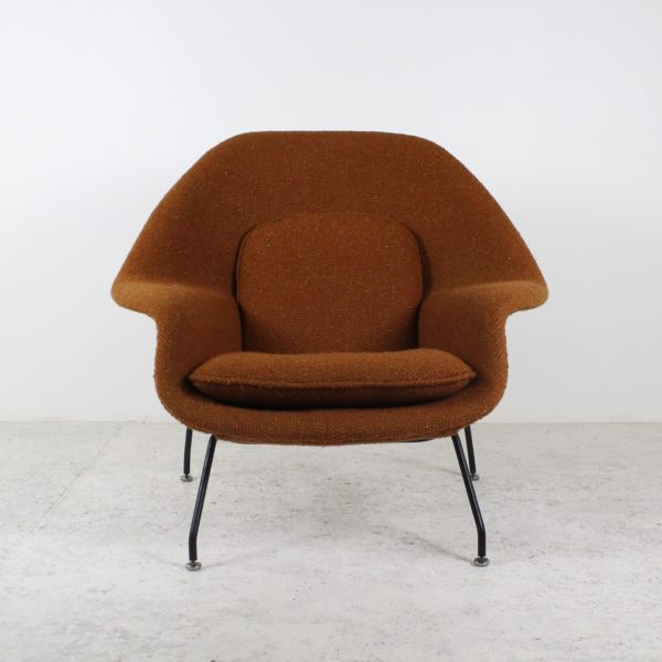 Fauteuil et ottoman "Womb Chair"vintage, en métal noir et tissu, d'Eero Saarinen pour Knoll, années 60.