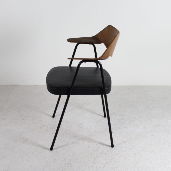 Fauteuil vintage modèle 675, de Robin Day, édité par Airborne dans les années 50, en contreplaqué moulé, skaï et métal noir.