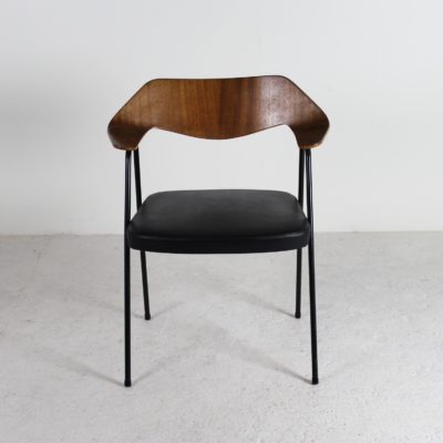 Fauteuil vintage modèle 675, de Robin Day, édité par Airborne dans les années 50, en contreplaqué moulé, skaï et métal noir.