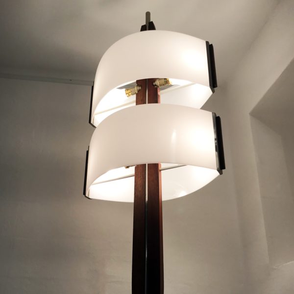 Lampadaire vintage Arlus 1950, en teck, Perspex et laiton.