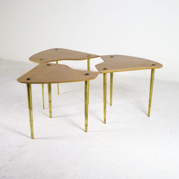 Tables "Partroy"en chêne et laiton 1950, de Pierre Cruège pour Formes.