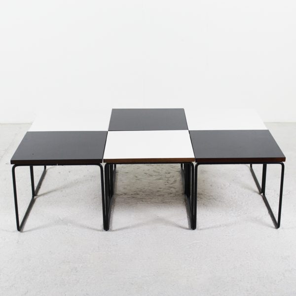 Tables "volantes" vintage, de Pierre Guariche, éditées par Steiner dans les années 50. En métal et Formica noir et blanc.