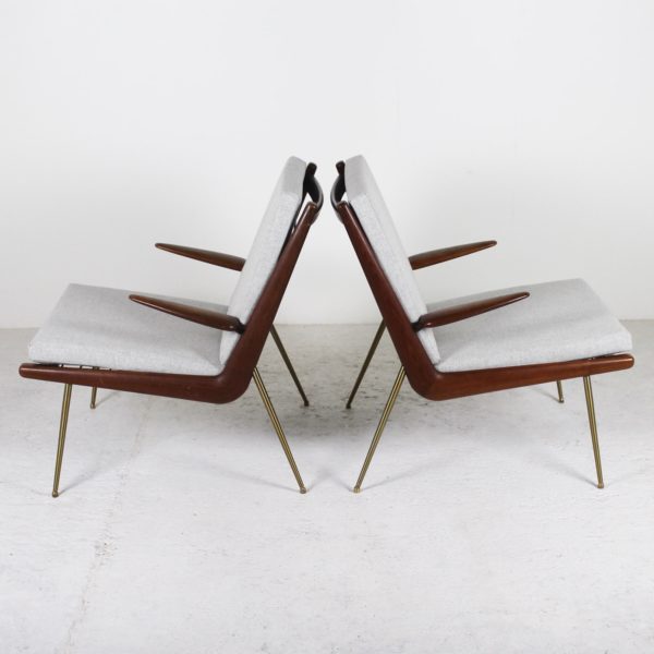 Paire de fauteuils "Boomerang" vintage, en teck, laiton et coussins en tissu Kvadrat gris, de Peter Hvidt, édition France & Son.