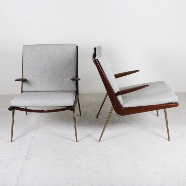 Paire de fauteuils "Boomerang" vintage, en teck, laiton et coussins en tissu Kvadrat gris, de Peter Hvidt, édition France & Son.