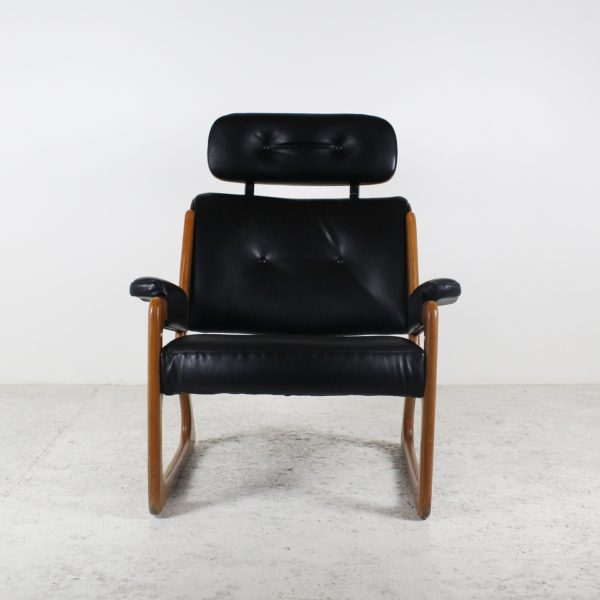 Paires de fauteuils danois vintage 1960, en bois et cuir noir.