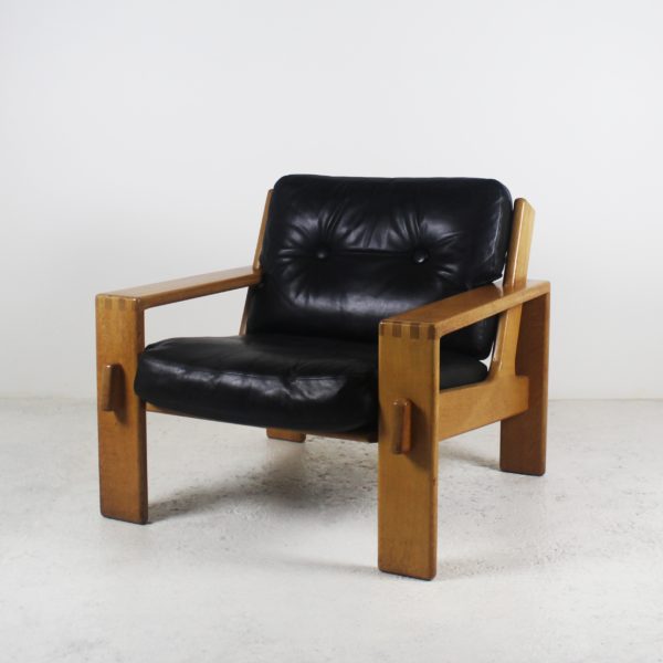 Paire de fauteuils scandinaves vintage 1960, en chêne et coussins en cuir noir.