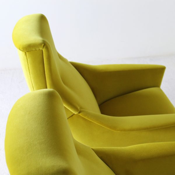 Fauteuils vintage de Guy Besnard, années 50, velours jaune de la Maison Lelievre