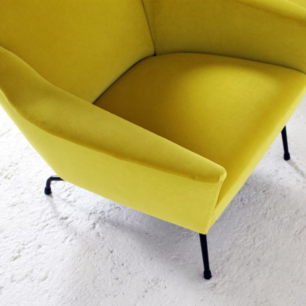 Fauteuils vintage de Guy Besnard, années 50, velours jaune de la Maison Lelievre