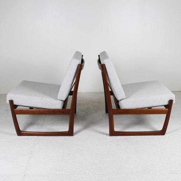 Paire de fauteuils vintage 1960, en teck et coussins en tissu Kvadrat gris, de Petre Hvidt, édition France & Son.
