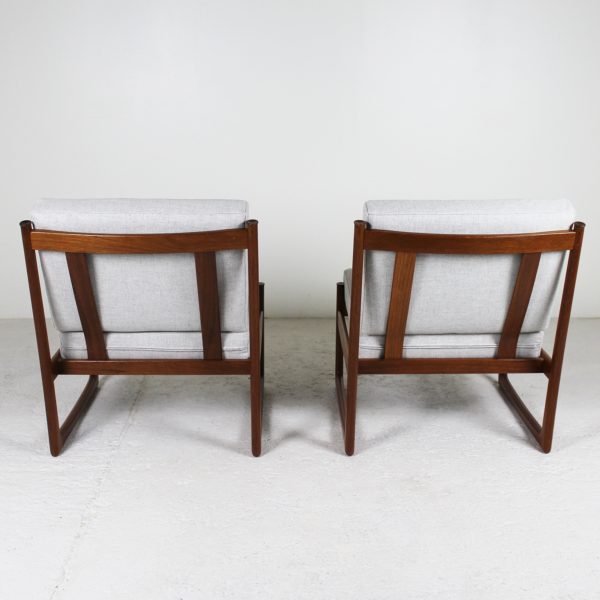 Paire de fauteuils vintage 1960, en teck et coussins en tissu Kvadrat gris, de Petre Hvidt, édition France & Son.