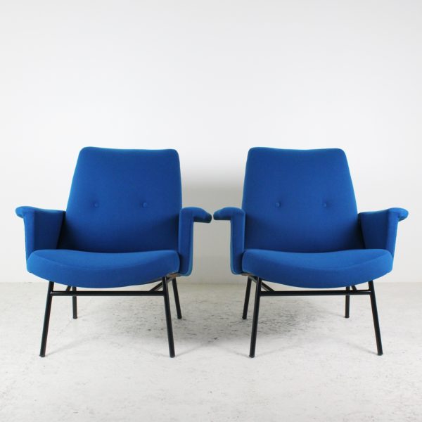 Paire de fauteuils vintage 1950, tissu bleu et métal noir, de Pierre Guariche, édition Steiner.