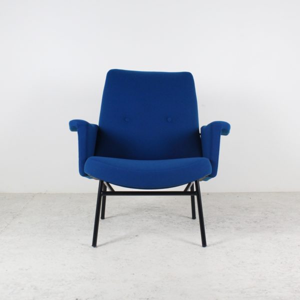 Paire de fauteuils vintage 1950, modèle SK660, tissu bleu et métal noir, de Pierre Guariche, édition Steiner.