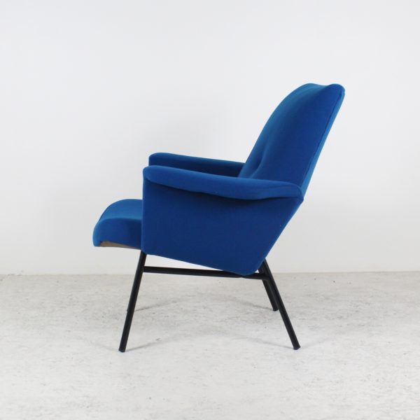 Paire de fauteuils vintage 1950, modèle SK660, tissu bleu et métal noir, de Pierre Guariche, édition Steiner.