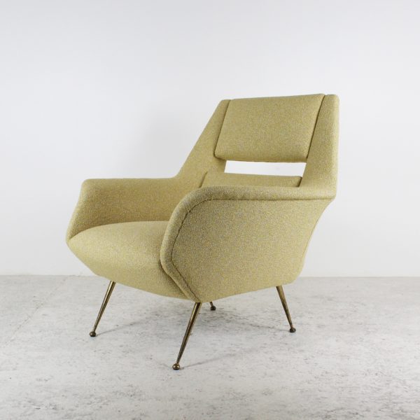 Paire de fauteuils vintage 1950, de Gigi Radice pour Minotti, pieds en laiton assises en tissu jaune Maison Lelievre.