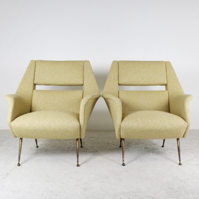 Paire de fauteuils vintage 1950, de Gigi Radice pour Minotti, pieds en laiton assises en tissu jaune Maison Lelievre.