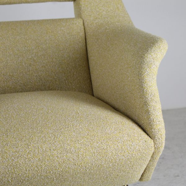Paire de fauteuils vintage 1950, de Gigi Radice pour Minotti, pieds en laiton assises en tissu jaune Maison Lelievre.