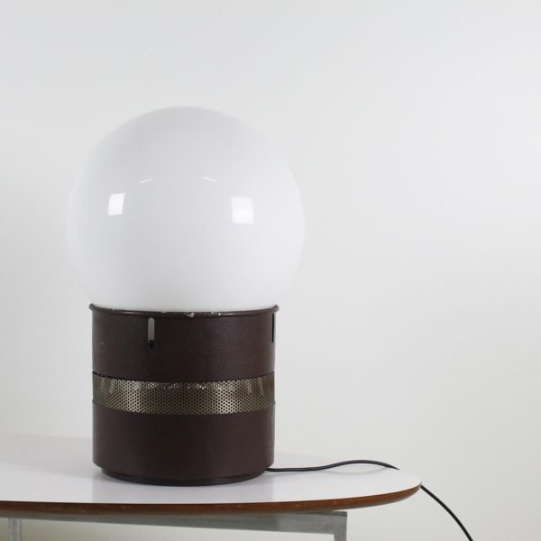 Lampe vintage "Mezzoracolo" 1968, en métal brun et verre opalin, de Gae Aulenti pour Artemide.