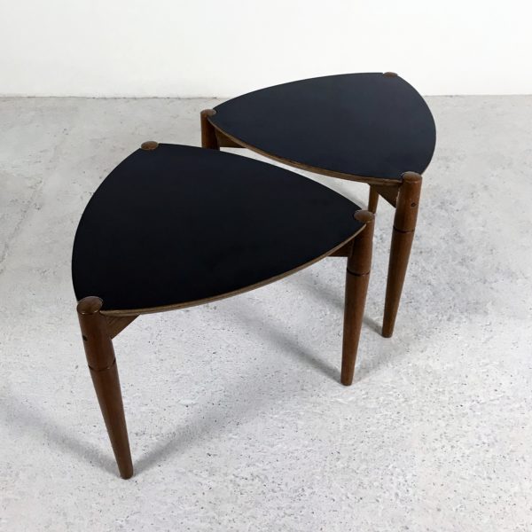 Petites tables basses tripodes vintage, années 60. Acajou et Formica noir.