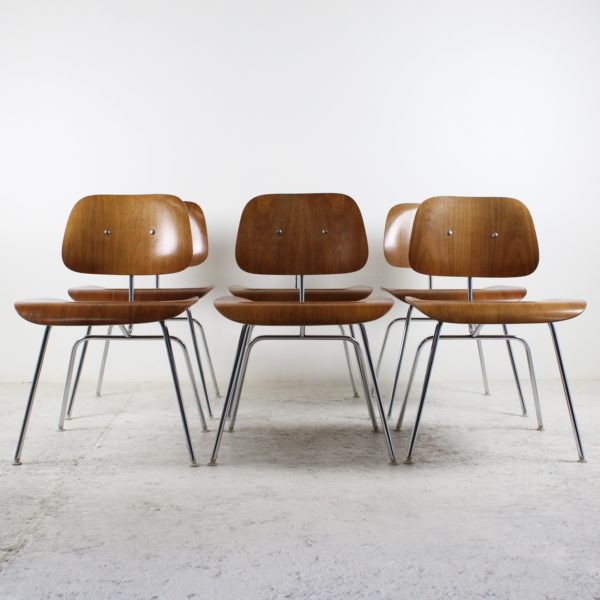 Six chaises vintage DCM, de Eames pour Herman Miller, années 50, en bois lamellé collé et métal chromé.