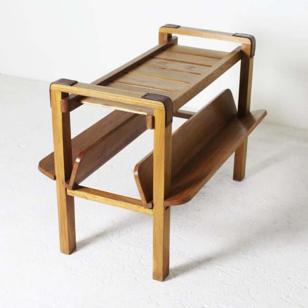 Table porte revues vintage 1950, en orme et cuir de Jacques Adnet.