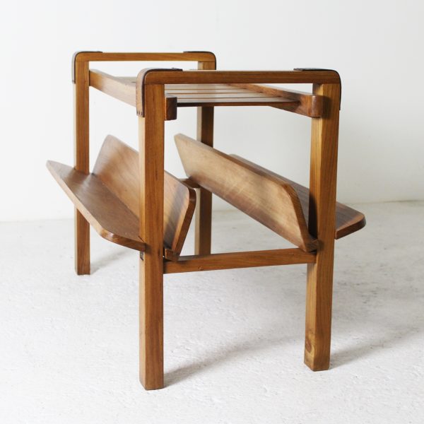 Table porte revues vintage 1950, en orme et cuir de Jacques Adnet.