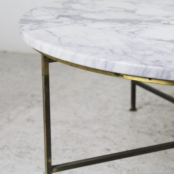 Grande table basse ronde vintage, années 60. En marbre et laiton, de Paul Mc Cobb.