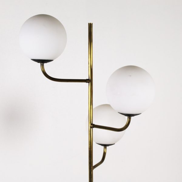 Lampadaire Lunel vintage 1960, en bois, laiton et trois opalines rondes.