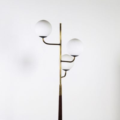 Lampadaire Lunel vintage 1960, en bois, laiton et trois opalines rondes.