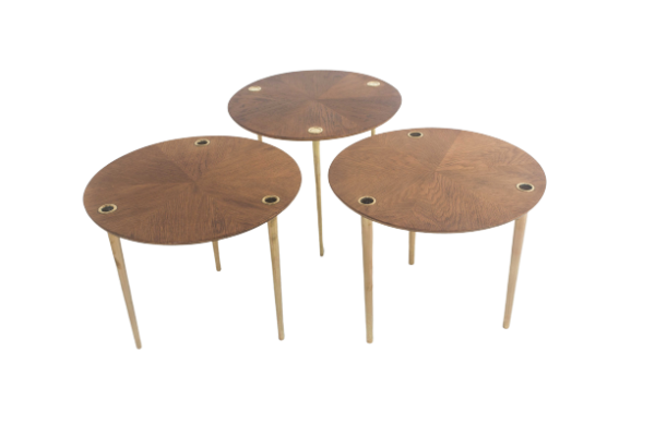 Trois tables vintage en chêne et laiton 1950, modèle "Partroy" de Pierre Cruège, édition Formes.