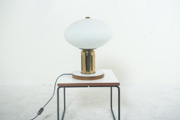 Lampe vintage années 60, en laiton, bois et opaline.