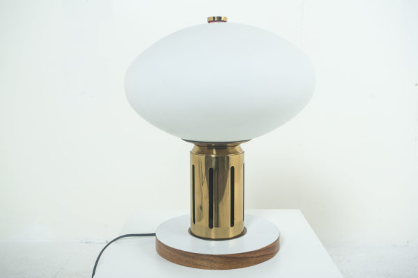 Lampe vintage années 60, en laiton, bois et opaline.