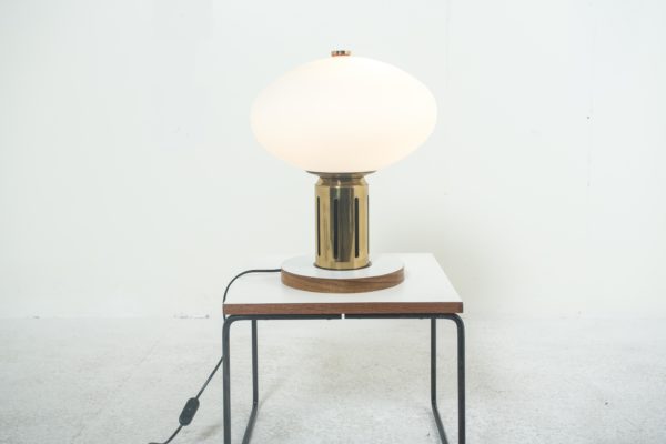 Lampe vintage années 60, en laiton, bois et opaline.