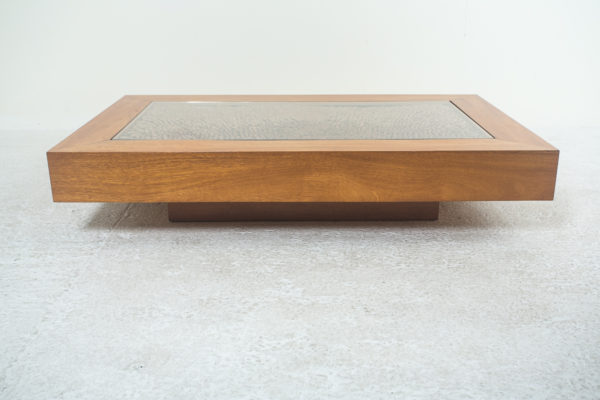 table basse rectangulaire, design vintage des années 70, structure en bois blond, décor d'écailles de pommes de pin. Travail italien de Romeo Rega.