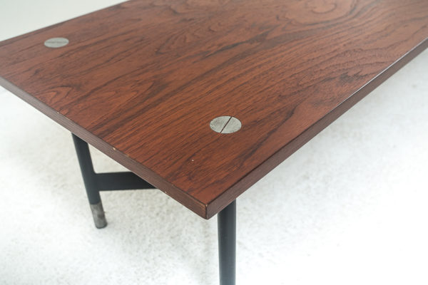 Table basse vintage rectangulaire scandinave, en teck et métal 1960.