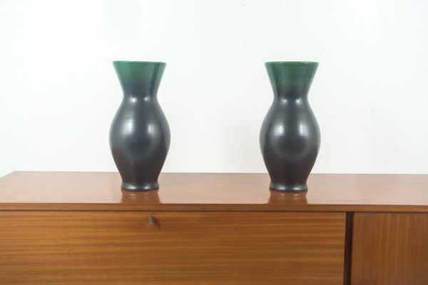 paire de vases en céramique des années 50, de Pol Chambost, deux tons noir et vert.