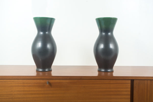 paire de vases en céramique des années 50, de Pol Chambost, deux tons noir et vert.