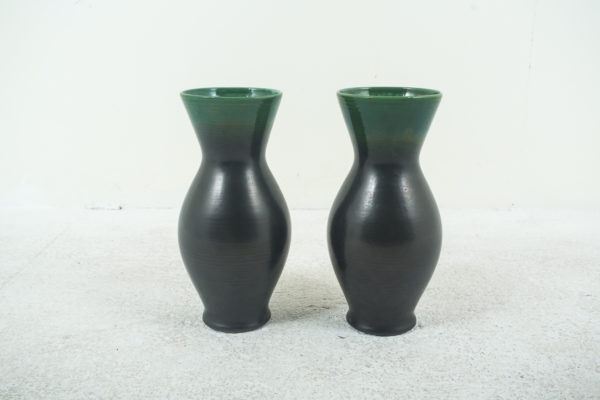 paire de vases en céramique des années 50, de Pol Chambost, deux tons noir et vert.