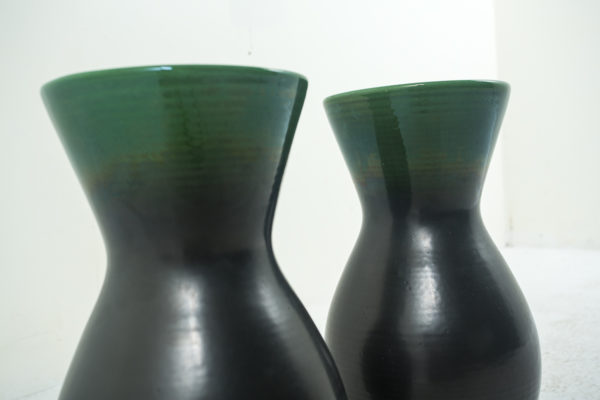 paire de vases en céramique des années 50, de Pol Chambost, deux tons noir et vert.